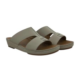 نعال ولادى مصنوع من جلد العجل المطفى الناعم يتميز بتصميم عصرى بطابع كلاسيكى