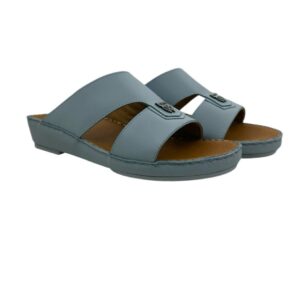 نعال ولادى مصنوع من جلد العجل المطفى الناعم يتميز بتصميم عصرى بطابع كلاسيكى