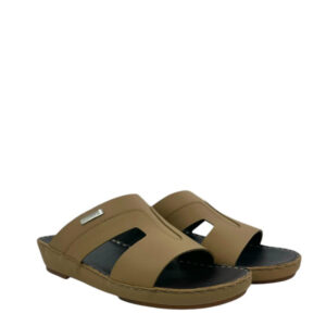 نعال ولادى مصنوع من جلد العجل المطفى الناعم يتميز بتصميم عصرى بطابع كلاسيكى